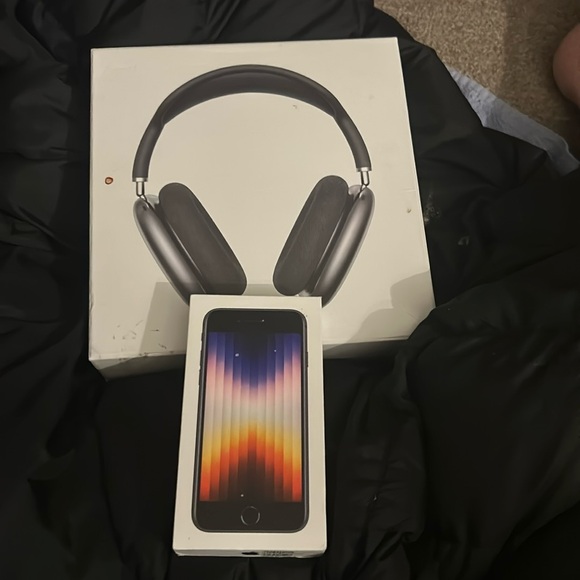Apple Air Pod Max and I Phone 7 Flawless condition and activated with service